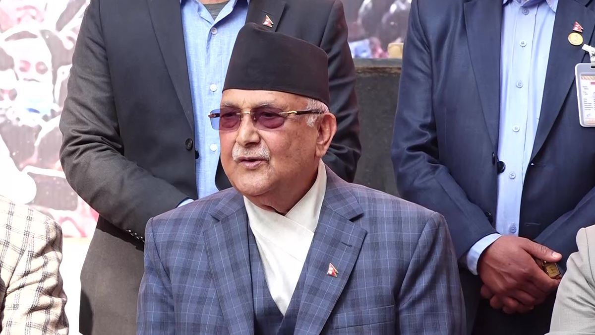 वरिपरि दुई चारजना मान्छे देखेर ज्ञानेन्द्र शाह जोस्सिए : ओली 